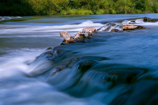 Блакитні води бурхливої річки