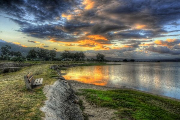 Bosque y lago en la neblina del atardecer