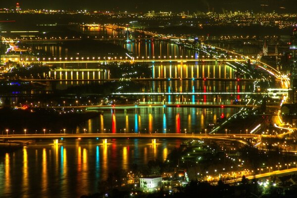 Движение ночного города и реки под огнями