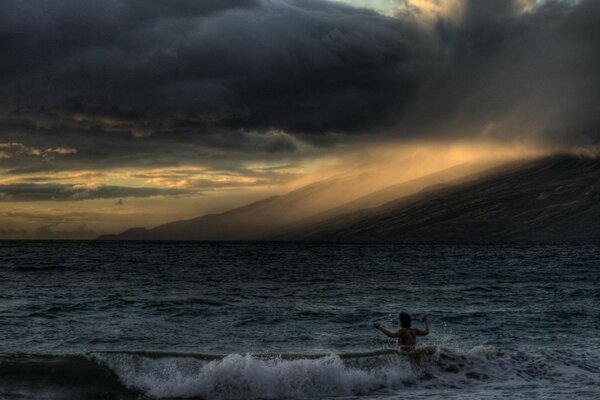 L homme s est donné les éléments de la mer du soir