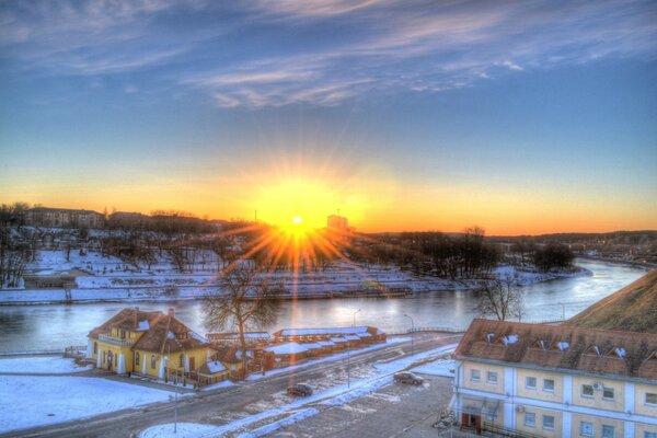 Ville endormie près de la rivière d hiver