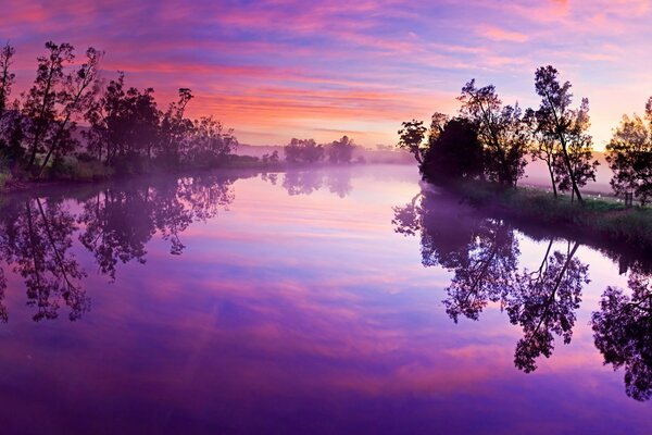 Puesta de sol púrpura en el lago