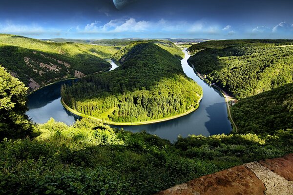 Flussschleife umgeben von bewaldeten Hügel