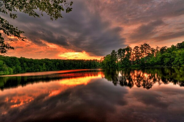 See Fluss Natur Sonnenuntergang Himmel spiegelt sich im Wasser wider