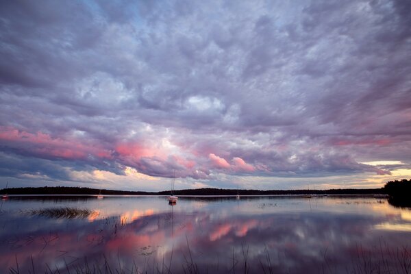 Mirror image of pink-purple clouds in the water