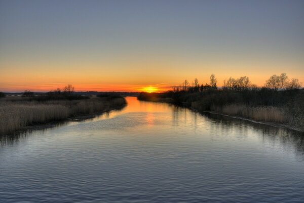 Abend schöner Sonnenuntergang am Fluss