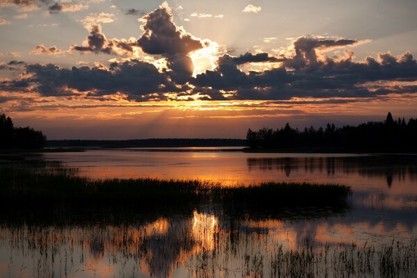 Schöne Reflexion des Sonnenuntergangs am Fluss