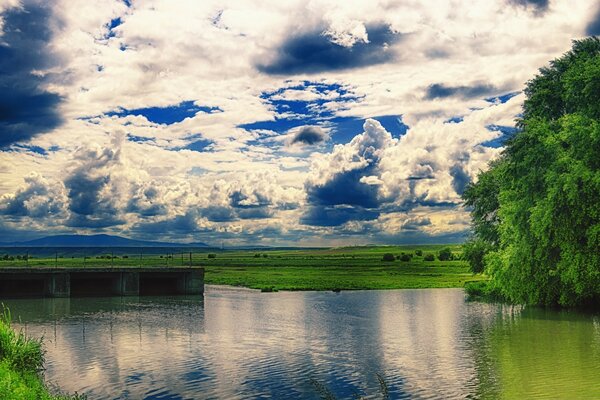 Un lago con un hermoso cielo