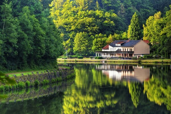 Casa solitaria cerca del río