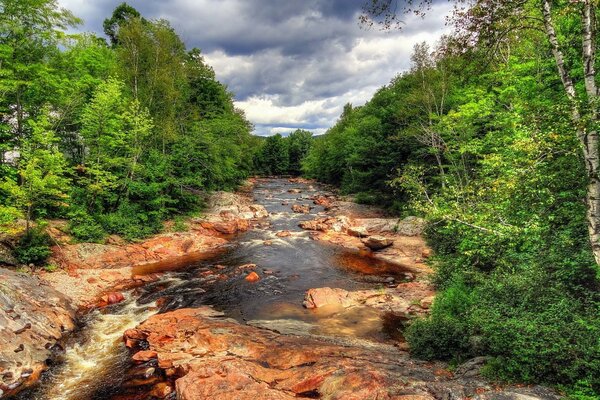 Der Fluss ist bei schlechtem Wetter besonders schön