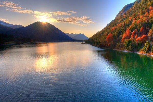 Vista del lago de otoño en las montañas