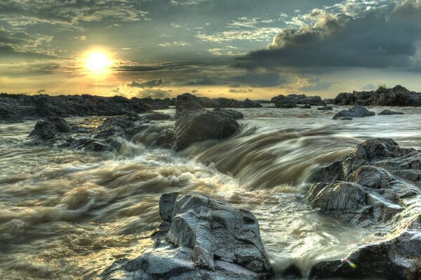 Stormy rivers, the power of water