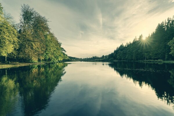 Der Himmel spiegelt sich im Fluss spiegelnd