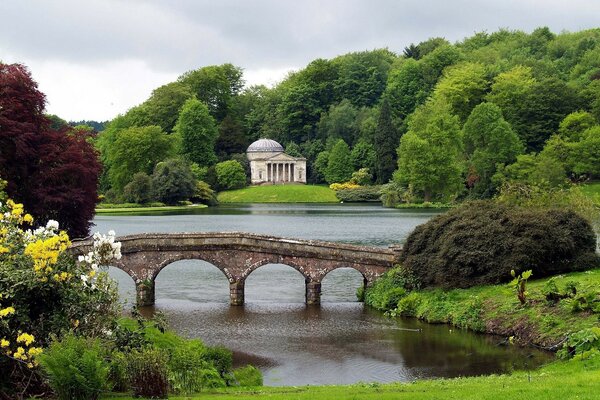 Castillo junto al río en un maravilloso bosque