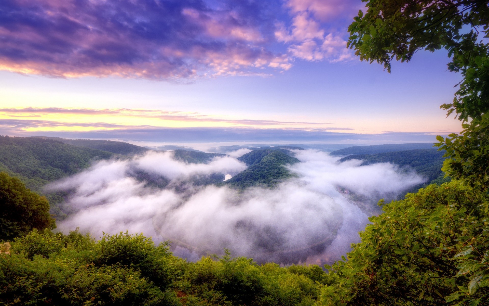 ríos estanques y arroyos estanques y arroyos naturaleza paisaje cielo niebla viajes montañas al aire libre madera árbol puesta de sol agua niebla amanecer otoño verano sol