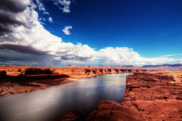 Ein Fluss inmitten einer Schlucht unter blauem Himmel