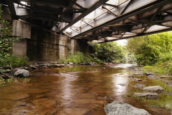 Kleiner Fluss unter der Brücke