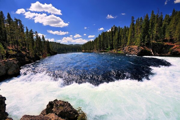 Bellissimo paesaggio del fiume di montagna