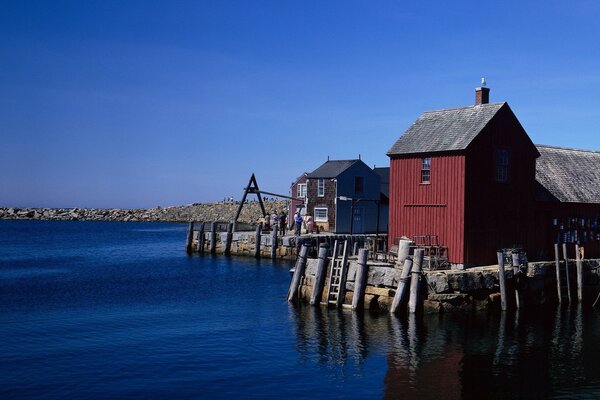 Ruhiger Hafen am Meer