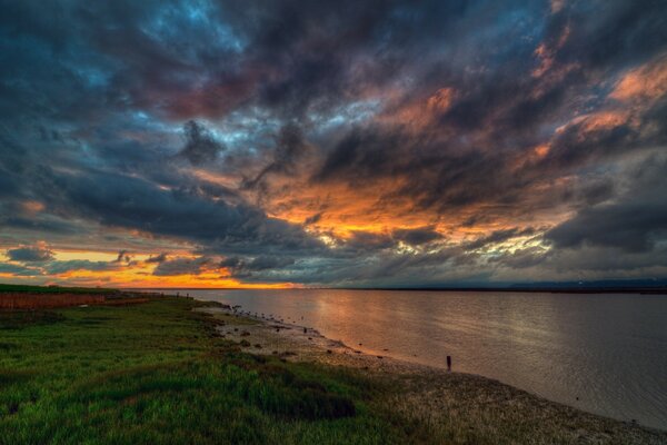 Foto di un bellissimo tramonto sul fiume