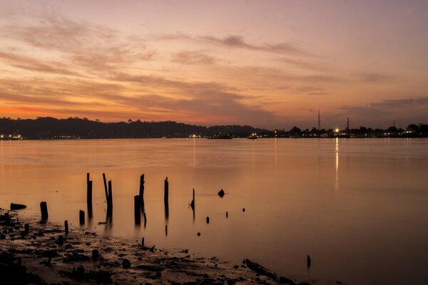 El amanecer coloreó las aguas de los estanques y arroyos