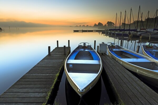 Embarcadero en un amanecer brumoso