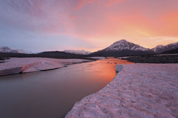 Fiume freddo in mezzo alle montagne bianche