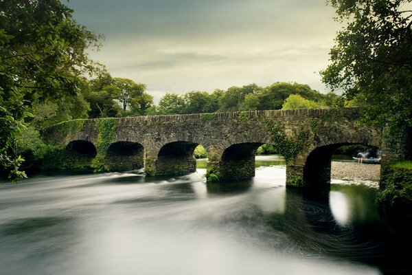 Alte alte Brücke über den Fluss