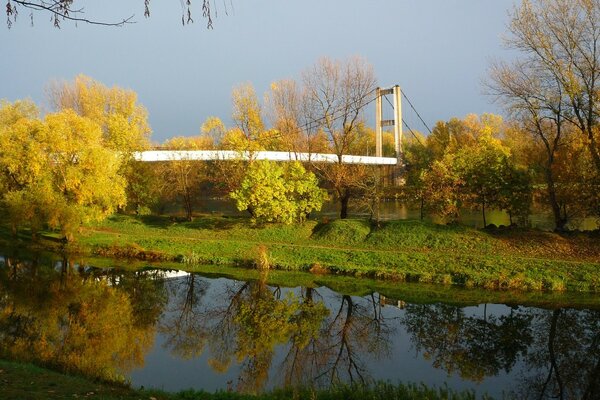 Schöne Brücke über einem ruhigen Fluss