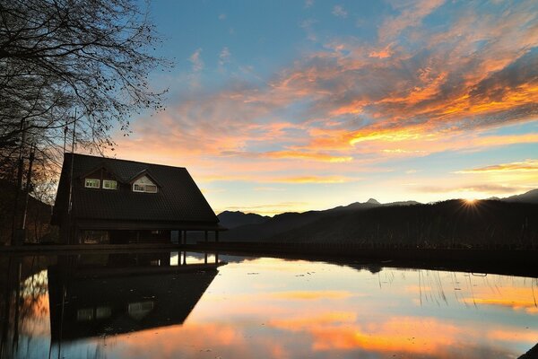 Casa al atardecer junto al agua