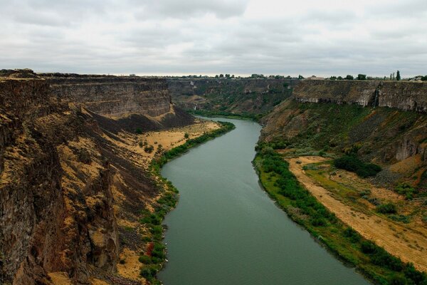 Un río de montaña rodeado de montañas