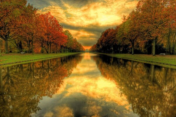 Autumn colors are reflected in the river