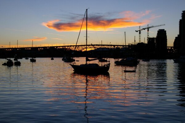 Barche contro un bel tramonto