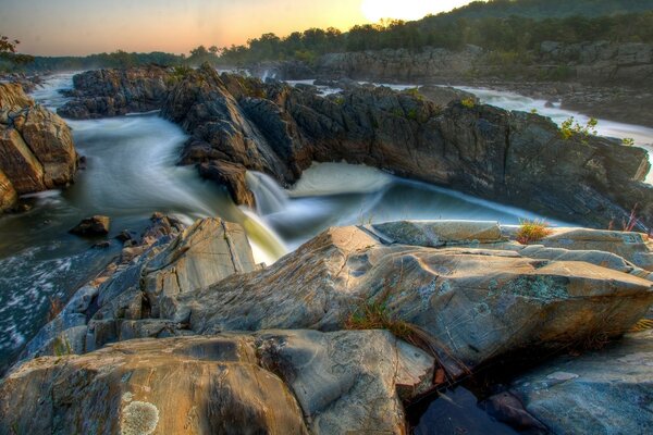 Un pintoresco río entre enormes rocas