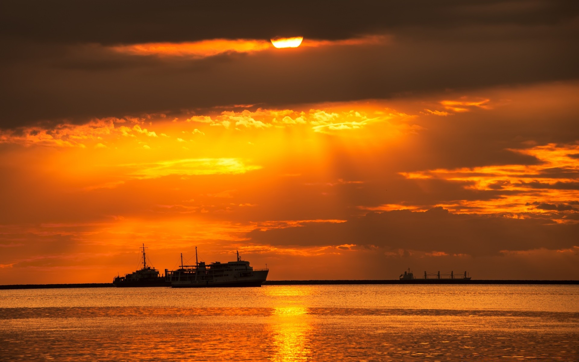 cielo tramonto alba acqua sole crepuscolo sera mare oceano cielo illuminato