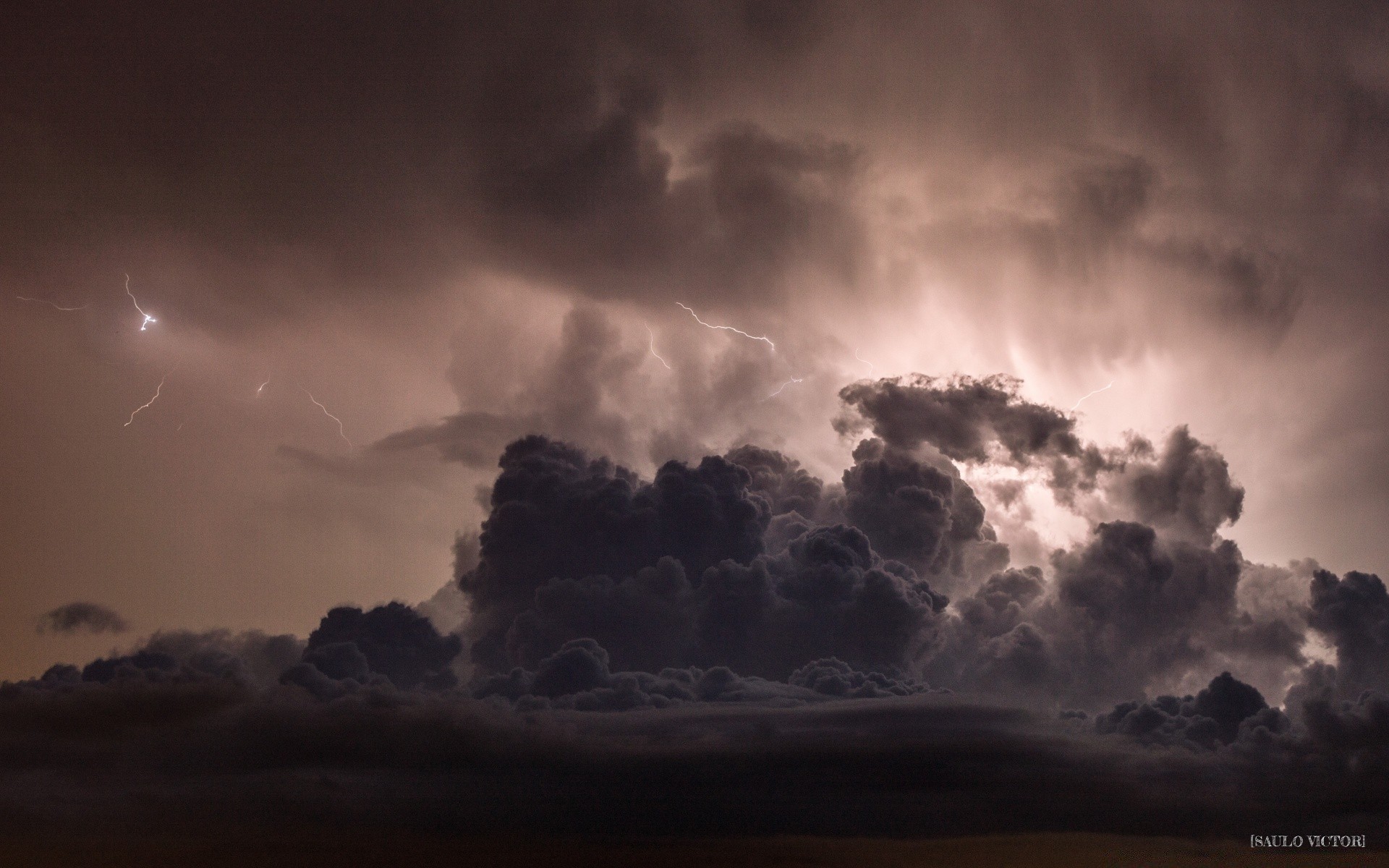 天空 日落 风暴 天空 太阳 戏剧性 黎明 自然 闪电 景观 雨 晚上 雷暴 天气 黑暗 黄昏 好天气 光 雾 背光