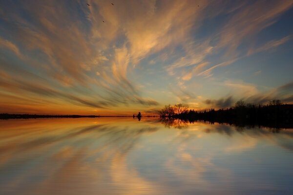 Amanecer. Fusión del cielo con el agua