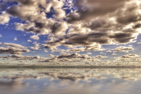 Wo ist die Wasseroberfläche und wo ist der Himmel, alles verschmolzen