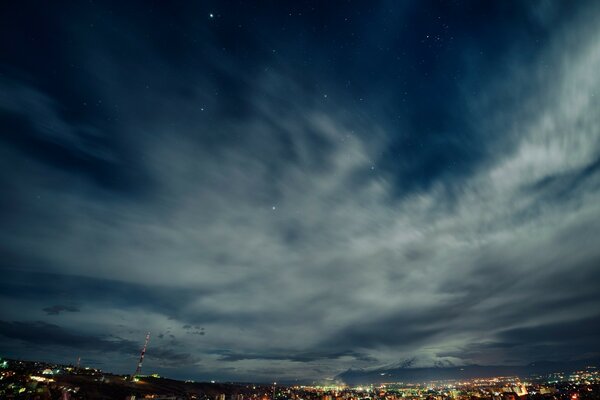 Cielo nocturno iluminado por la Luna