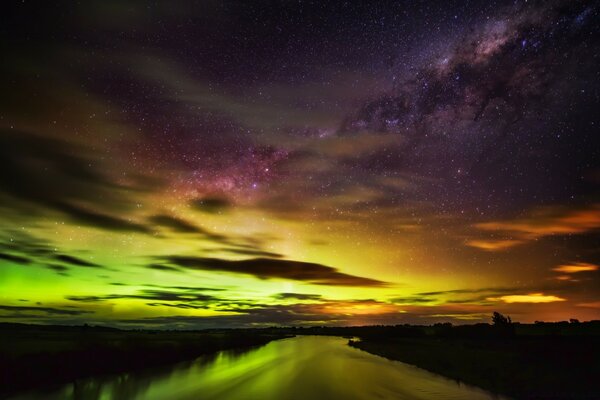 La Aurora boreal en el cielo es visible