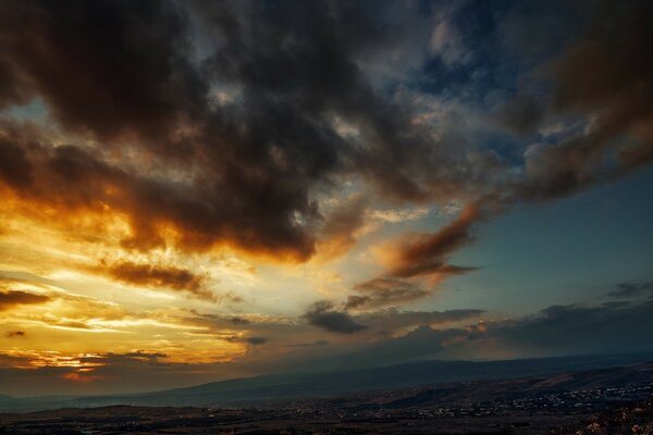 Paisajes encantadores del sol en el cielo de la tarde