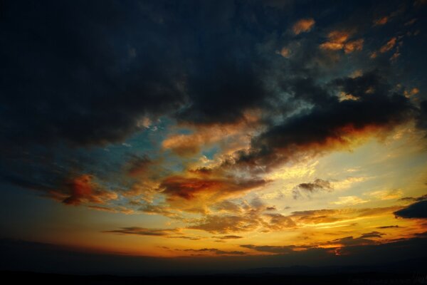 Ecos do sol através das nuvens ao pôr do sol