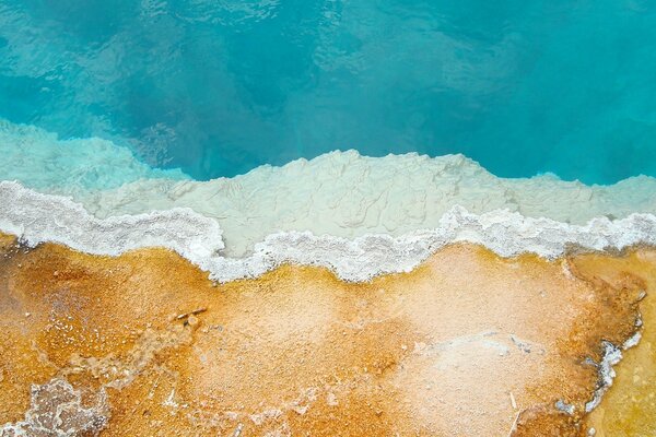 Schöne Verschmelzung von Wasser und Sand