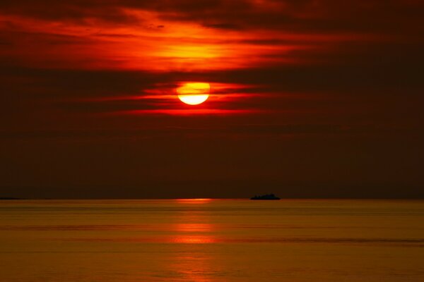 Coucher de soleil coloré sur la côte de la mer