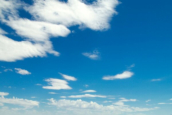 Nuvens cirrus no céu azul