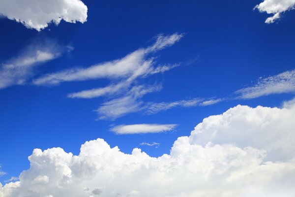 Viele Wolken am blauen Himmel