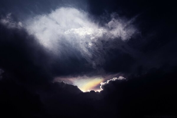 Die Sonne geht hinter dunklen Wolken unter