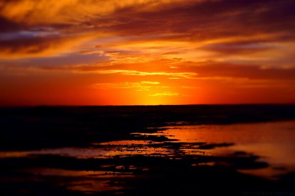 Belo pôr do sol sobre o mar