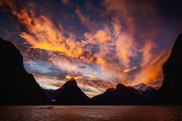 Lac de montagne sur fond de beau coucher de soleil