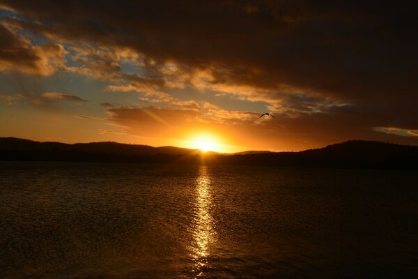 Sonnenspur durch das Wasser bei Sonnenuntergang